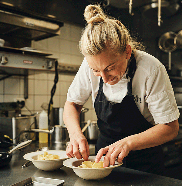 Tea Malmegård förbereder en rätt på restaurang Doma.