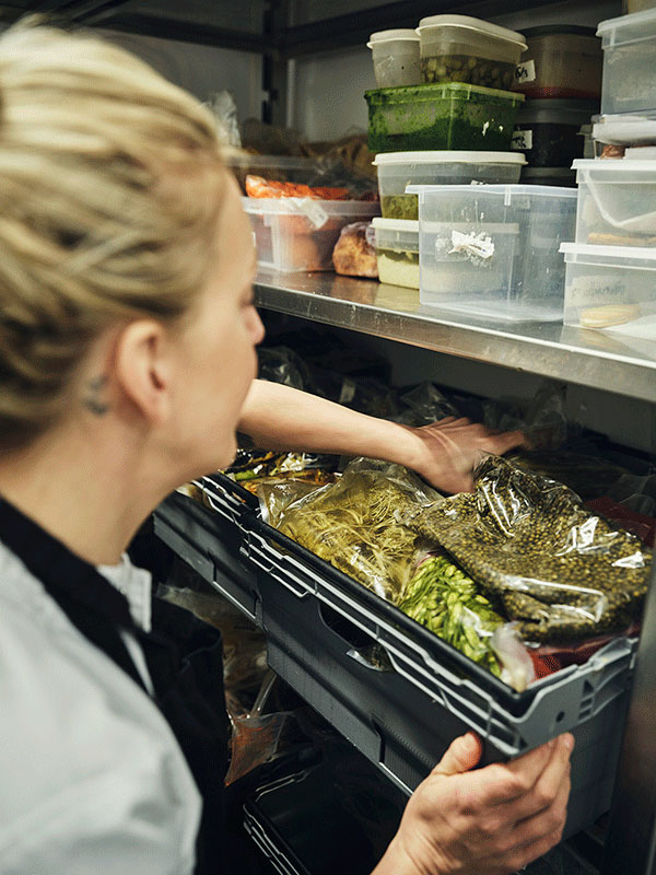 Tea Malmegård plockar bland råvaror i skafferiet på restaurang Doma.