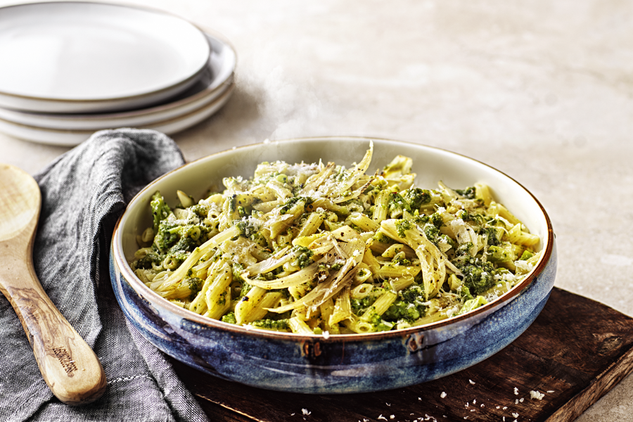 Penne Rigate mini med vitlökskrossad broccoli, ruccolapesto och syrad fänkål