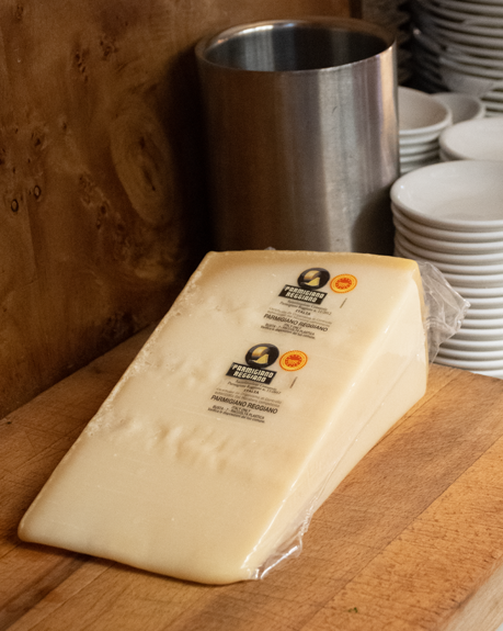 Två favoriter bland Menigos egna varor, vispgrädde och Parmigiano Reggiano 12 månader.