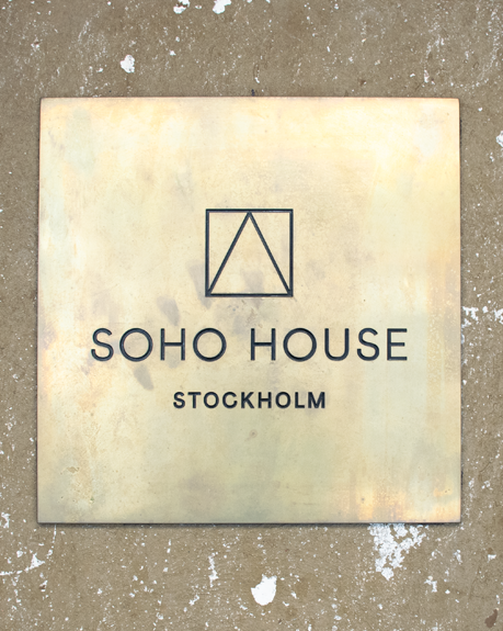 Plattan som sitter utanför ingången i hjärtat av Östermalm i Stockholm och den fina innegården.