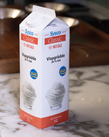 Två favoriter bland Menigos egna varor, vispgrädde och Parmigiano Reggiano 12 månader.