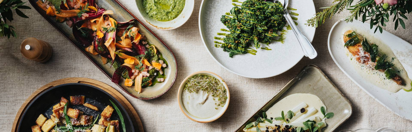 Rätterna och porslinet på bordet