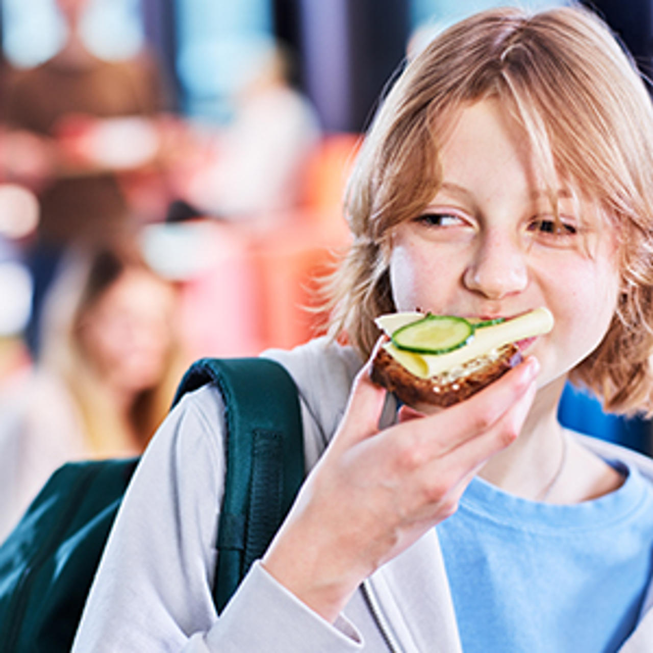 kille som äter frukpst