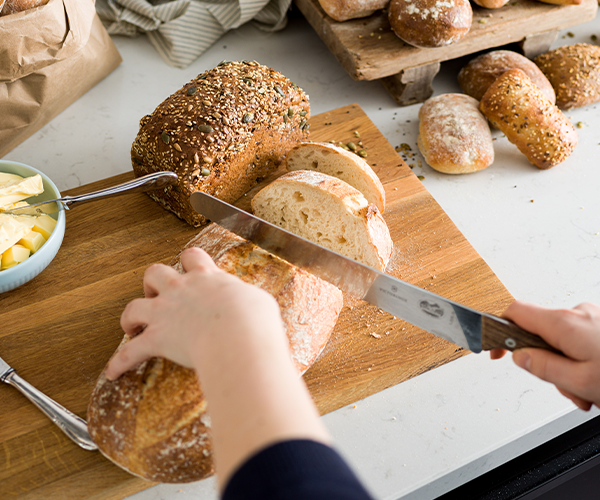 uppskuret bröd på skärbräde