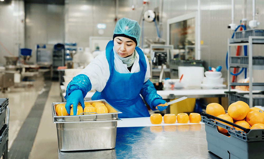 I Färskvaruhallen Menigos produktionsenhet i Årsta förädlas och preppas över 120 olika typer av råvaror varje dag. 