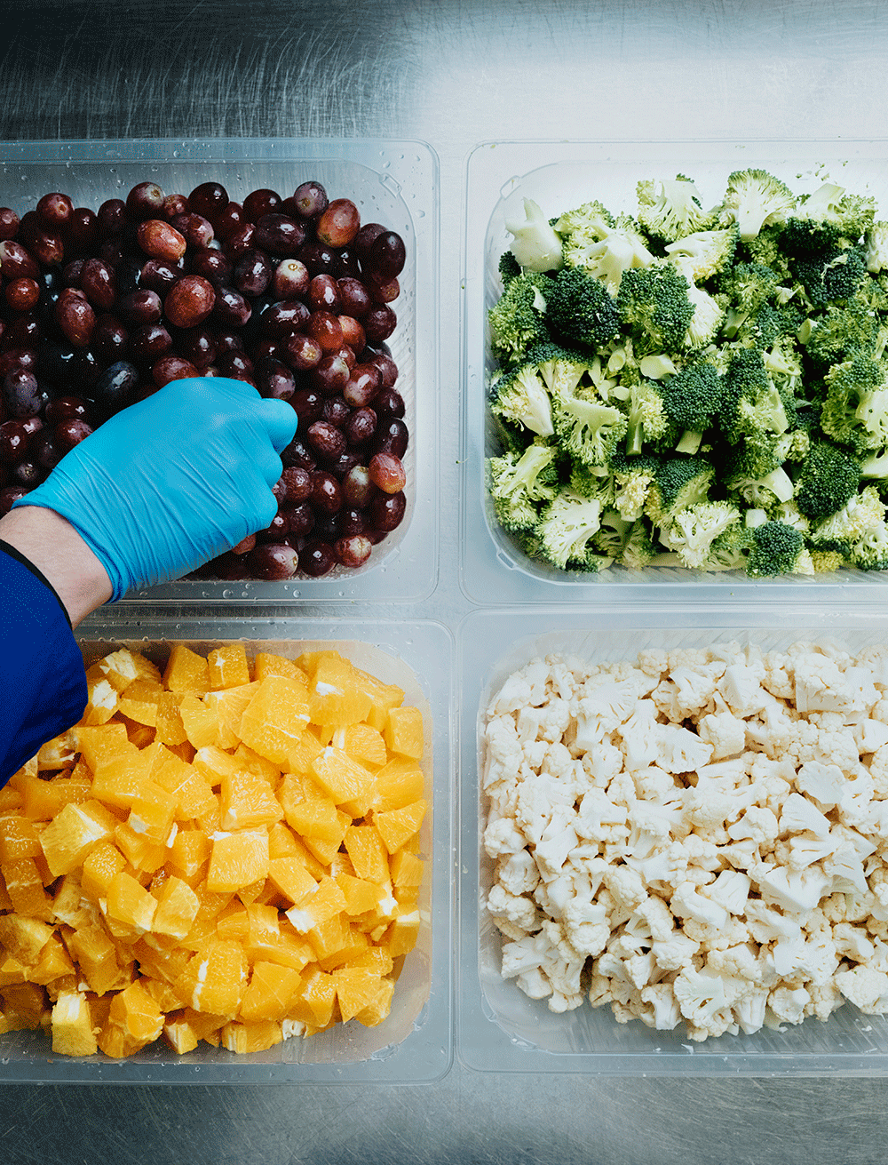 I Färskvaruhallen Menigos produktionsenhet i Årsta förädlas och preppas över 120 olika typer av råvaror varje dag. 