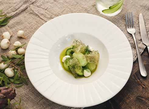 Gotländsk gurka med syrad grädde, dill och krispig jordärtskocka