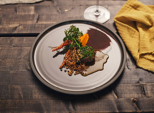 Griskind med morötter från Tjeldervik Gård och friterad kranskrage