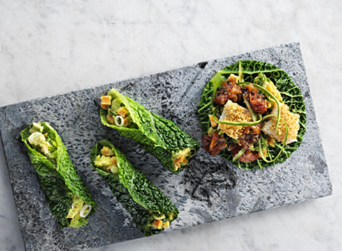 Taco på rostad kål med quinoa, panerad torsk och en ”ceviche” sallad.