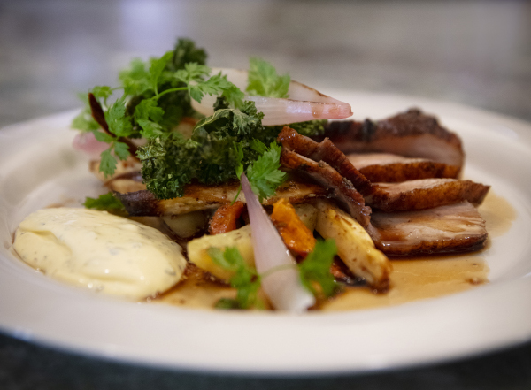 Vitlöksstekt pluma med kryddrostade rotfrukter, inkokta sotade lökar, rostad kål och sky.